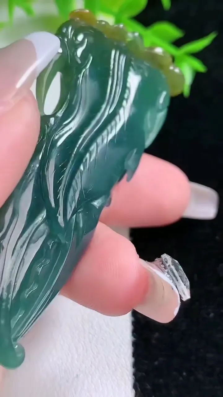 天然A货翡翠蓝水双彩蟹钳吊坠，尺寸65-27.3-8.3，重:22.18g
1月18日