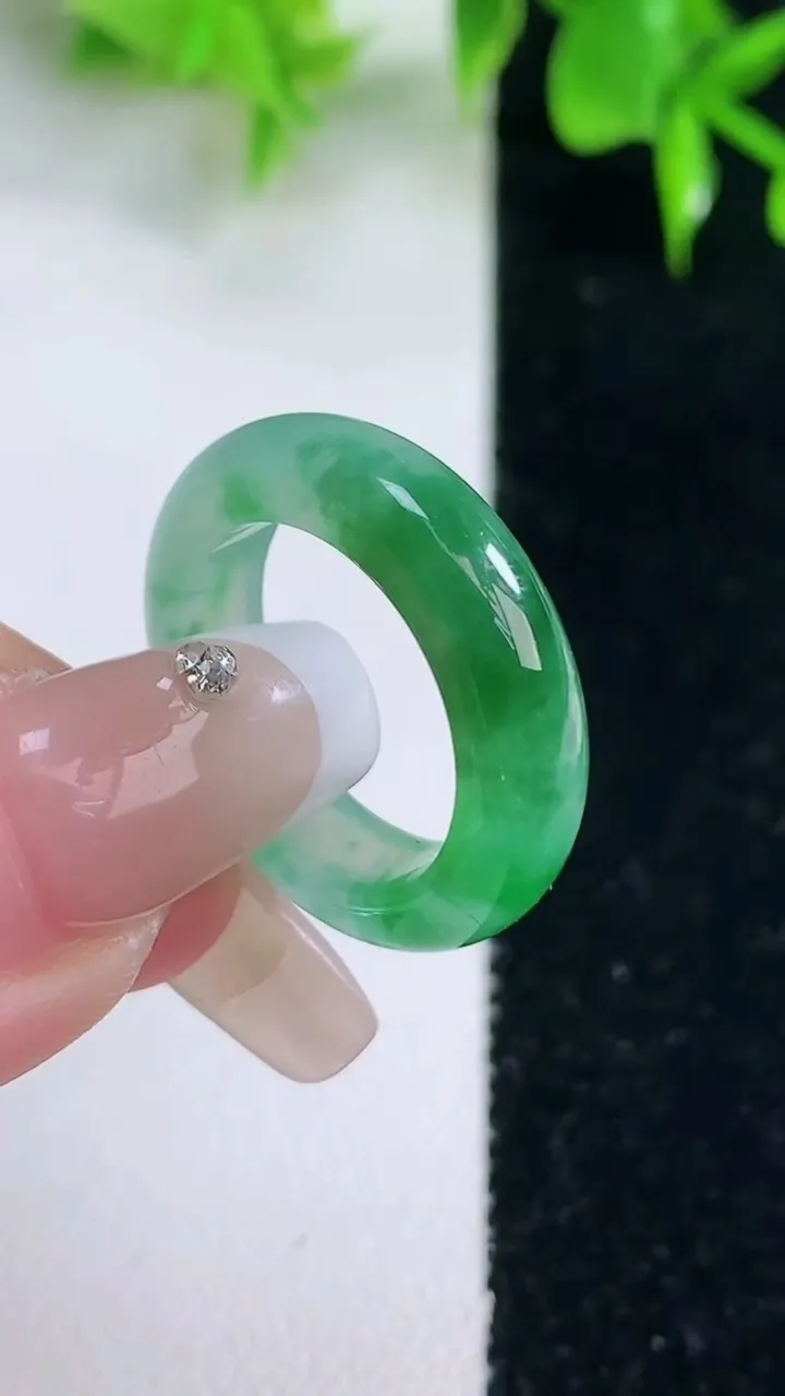 天然A货翡翠指环戒指，尺寸16.7-5.2-3.2，重量:4.16g2026年1月18日
工厂直销收藏佳品,种好水足，色泽均匀，有种有色，上手高大气！