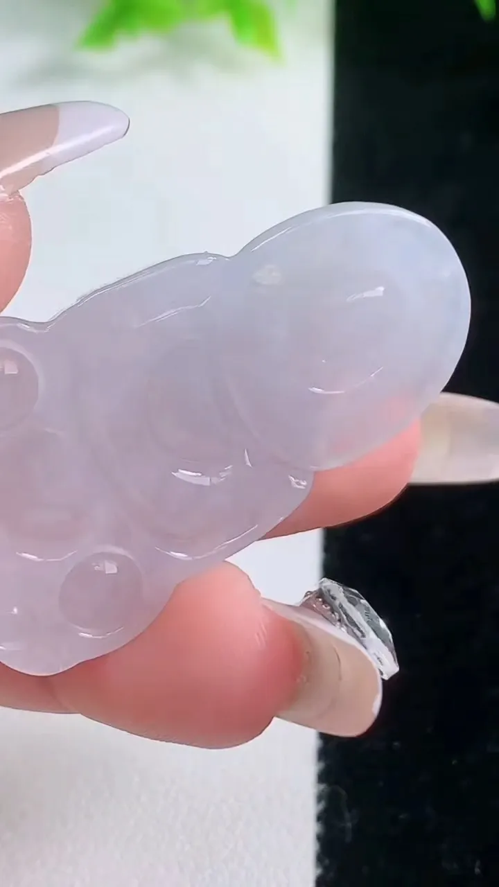 天然A货翡翠观音菩萨吊坠，尺寸43-26.2-5.7，重量:11.28g
1月18日