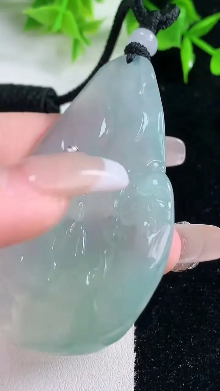 天然A货翡翠无相观音吊坠，尺寸63.3-40-5.2，重量:28.90g
1月18日