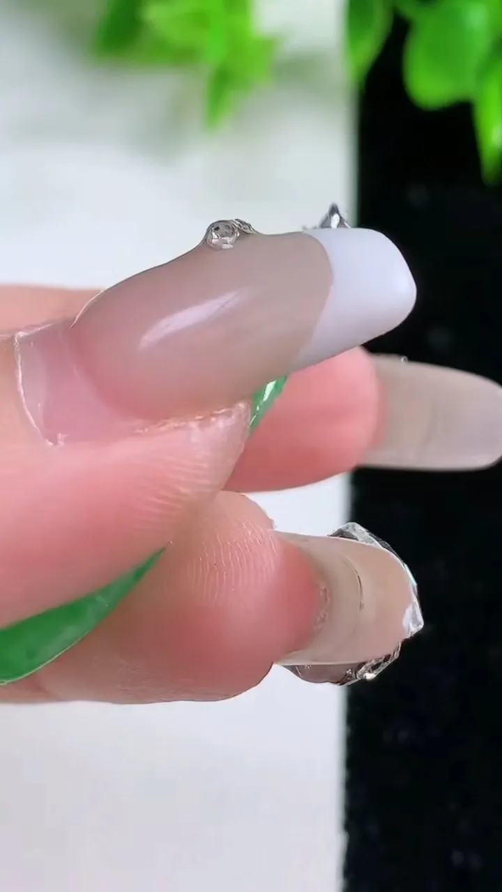 天然A货翡翠如意吊坠，尺寸32.3-19.8-4.8，重量:6.32g
1月18日