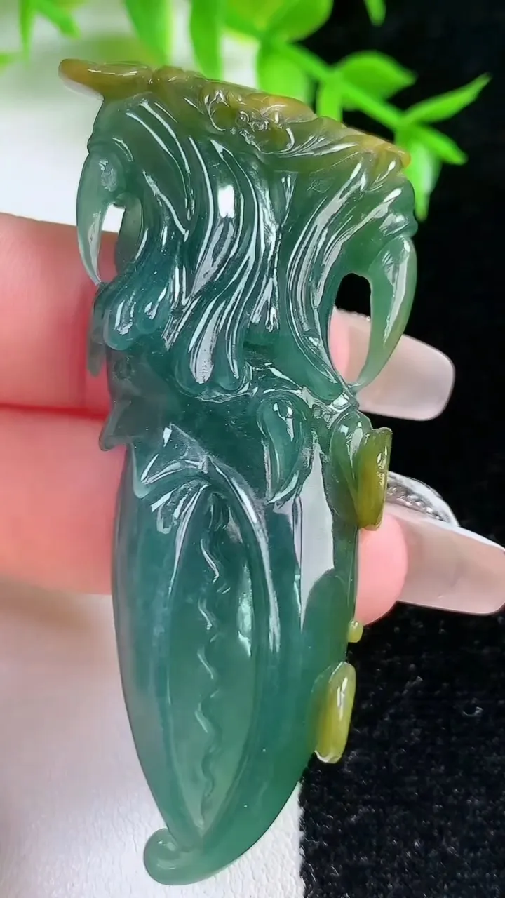 天然A货翡翠蓝水双彩蟹钳吊坠，尺寸65-27.3-8.3，重:22.18g
1月18日