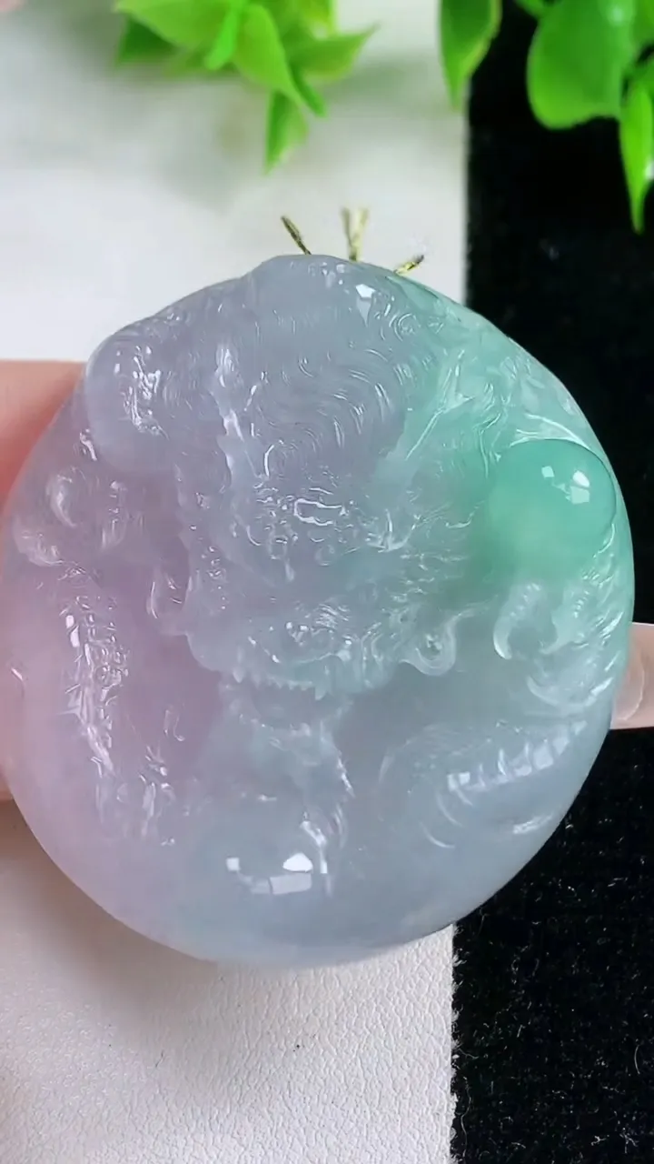 天然A货翡翠龙牌吊坠，尺寸48.4-44.4-11.3，重量:43.46g
1月18日