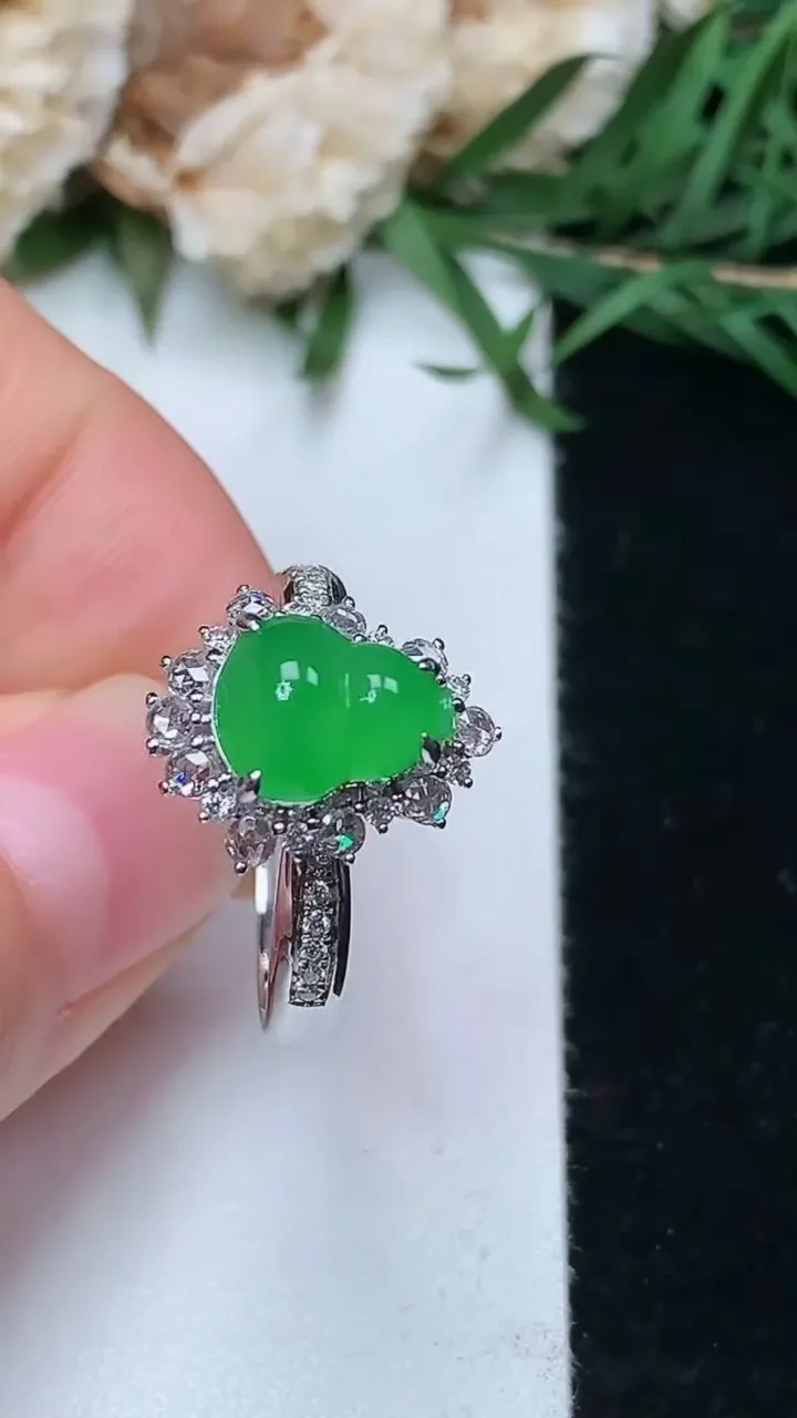 天然A货翡翠葫芦戒指，尺寸17.2-8.4-7，重量:3.39g2026年1月18日
工厂直销收藏佳品,种好水足，色泽均匀，有种有色，上手高大气！