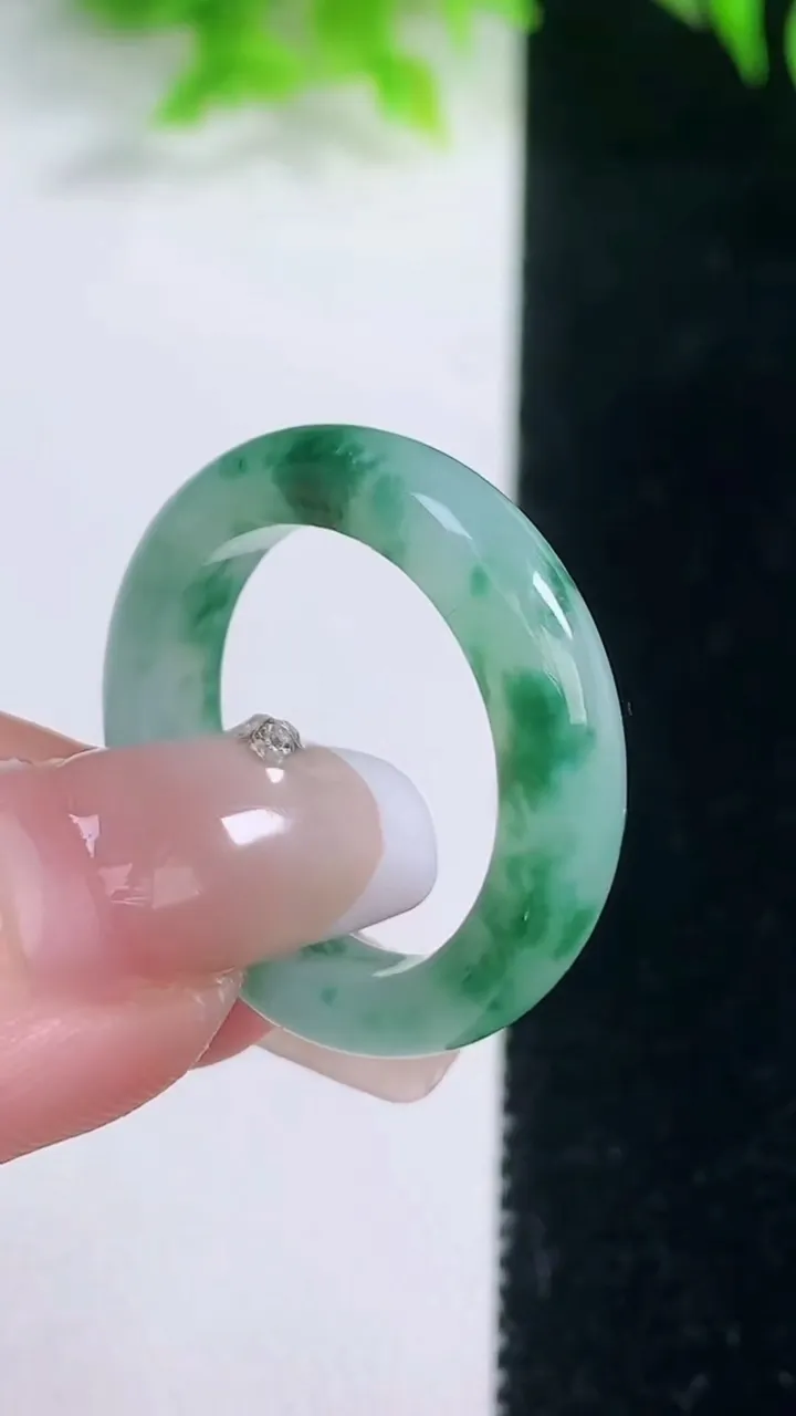 天然A货翡翠冰种飘花指环戒指，尺寸19.6-5.4-3.5，重量:4.75g2026年1月18日
工厂直销收藏佳品,种好水足，色泽均匀，有种有色，上手高大气！