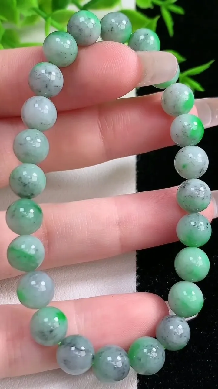 天然A货翡翠圆珠手串，尺寸8-24颗，重:19.74g1月18日
工厂直销收藏佳品,种好水足，色泽均匀，有种有色，上手高大气！