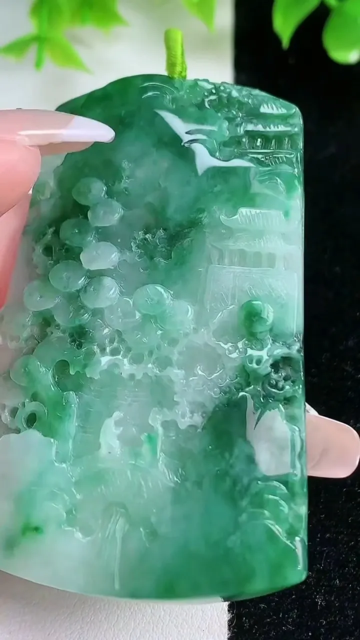 天然A货翡翠山水牌吊坠，尺寸65.6-41.2-4.7，重量:34.79g
1月18日