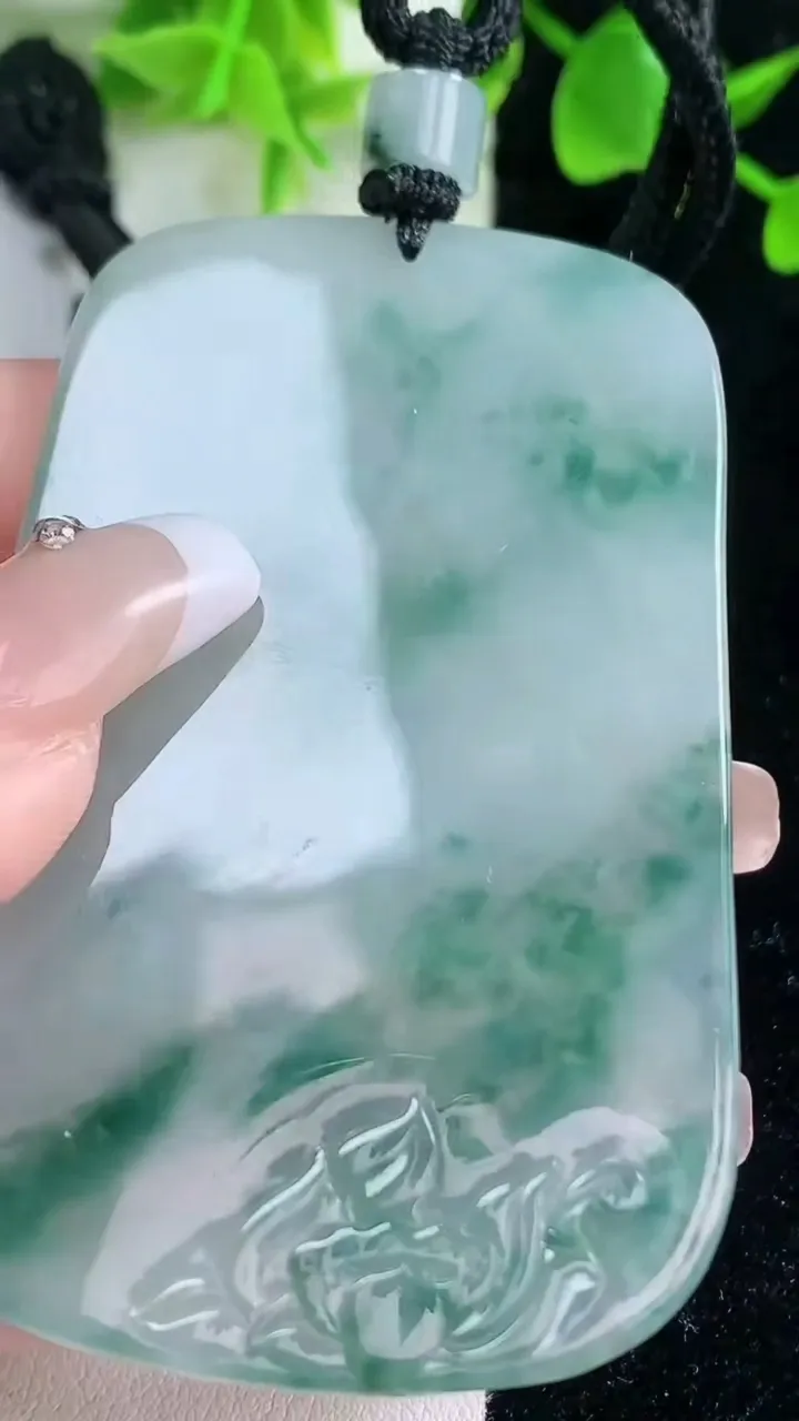 天然A货翡翠种飘花观音菩萨吊坠，尺寸67.8-42.5-5，重量:42.47g
1月18日