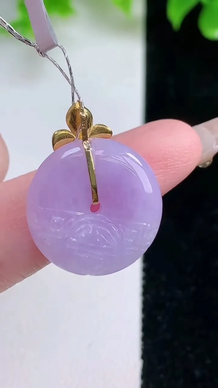 天然A货翡翠18K金紫罗兰平安扣吊坠，尺寸19.7-4.4，重量:4.05g
1月18日