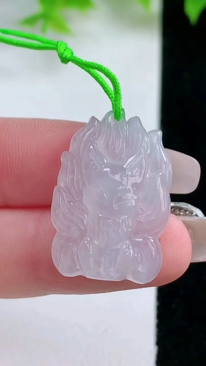 天然A货翡翠九尾狐吊坠，尺寸27-16.4-4.7，重量:4.44g
1月18日