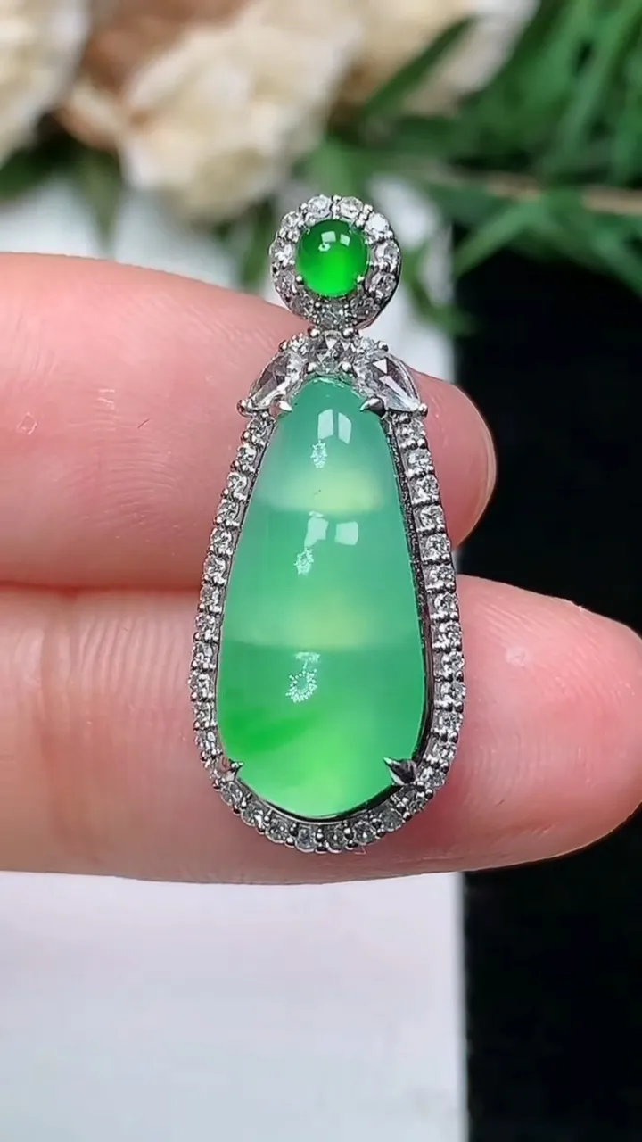 天然A货翡翠福豆吊坠，尺寸25-10.6-8，裸石16.5-7.8，重量:3.53g
1月18日