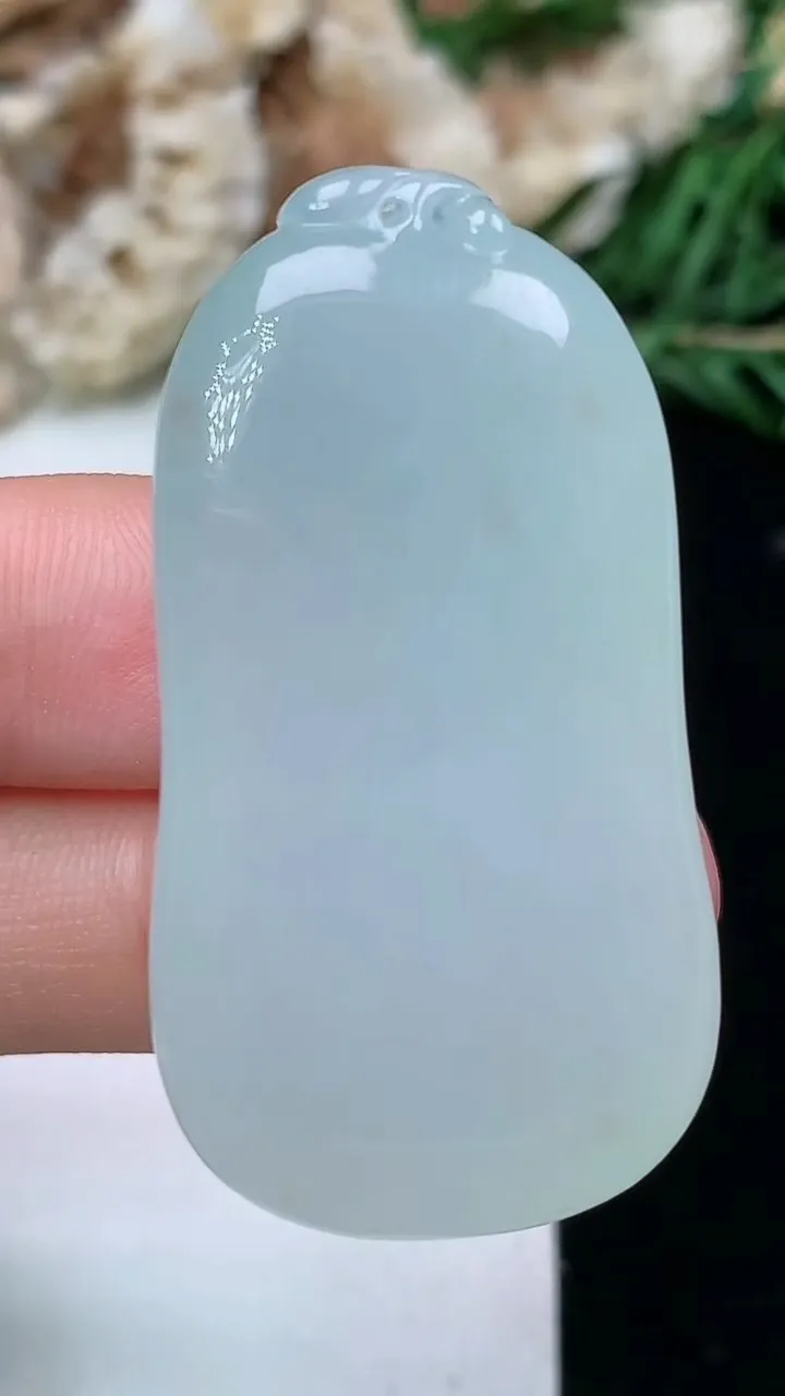 天然A货翡翠飘金花福瓜吊坠，尺寸41.7-22.5-11.5，重量:23.75g
1月18日