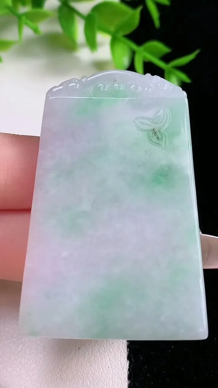 天然A货翡翠无事牌吊坠，尺寸53-35.5-4.5，重:24.29g
1月18日