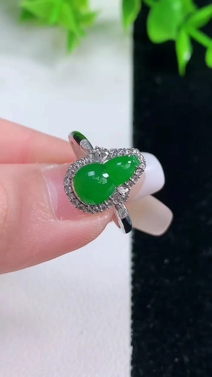 天然A货翡翠葫芦戒指，尺寸17.5-10.5-5.7-7.6，重量:2.32g2026年1月18日
工厂直销收藏佳品,种好水足，色泽均匀，有种有色，上手高大气！