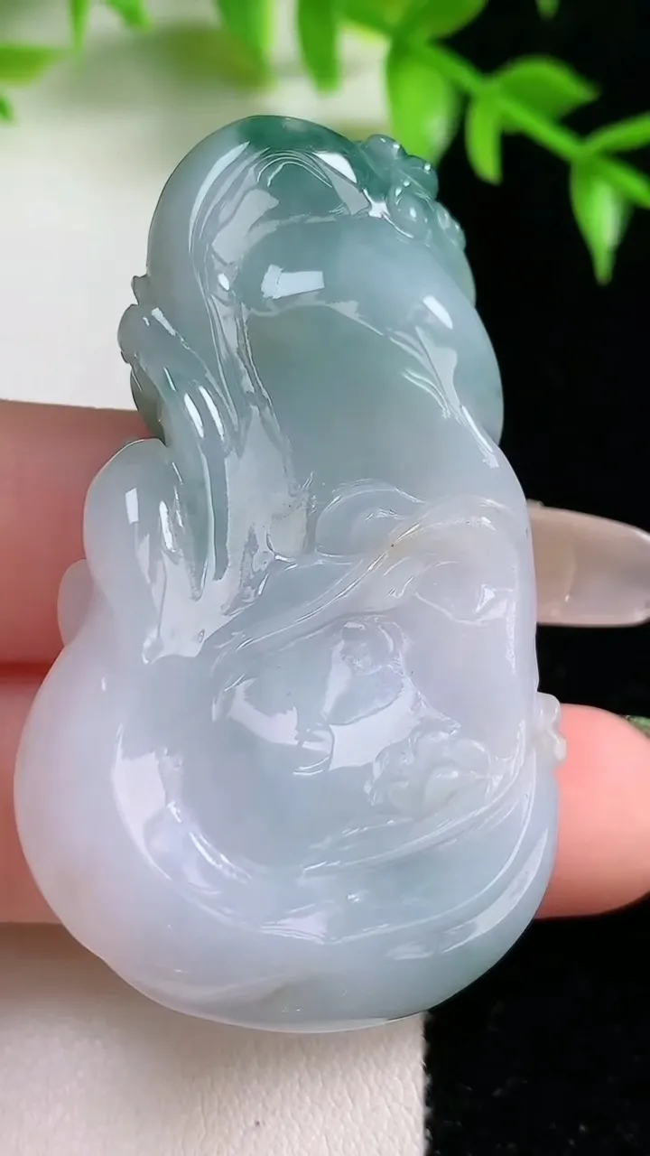 天然A货翡翠飘花梅花鹿吊坠，尺寸53.3-31.2-11.2，重:31.58g
1月18日