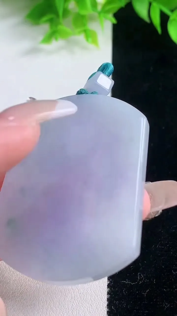 天然A货翡翠紫罗兰无事牌吊坠，尺寸51.6-39.2-5.6，重量:34.95g
1月19日