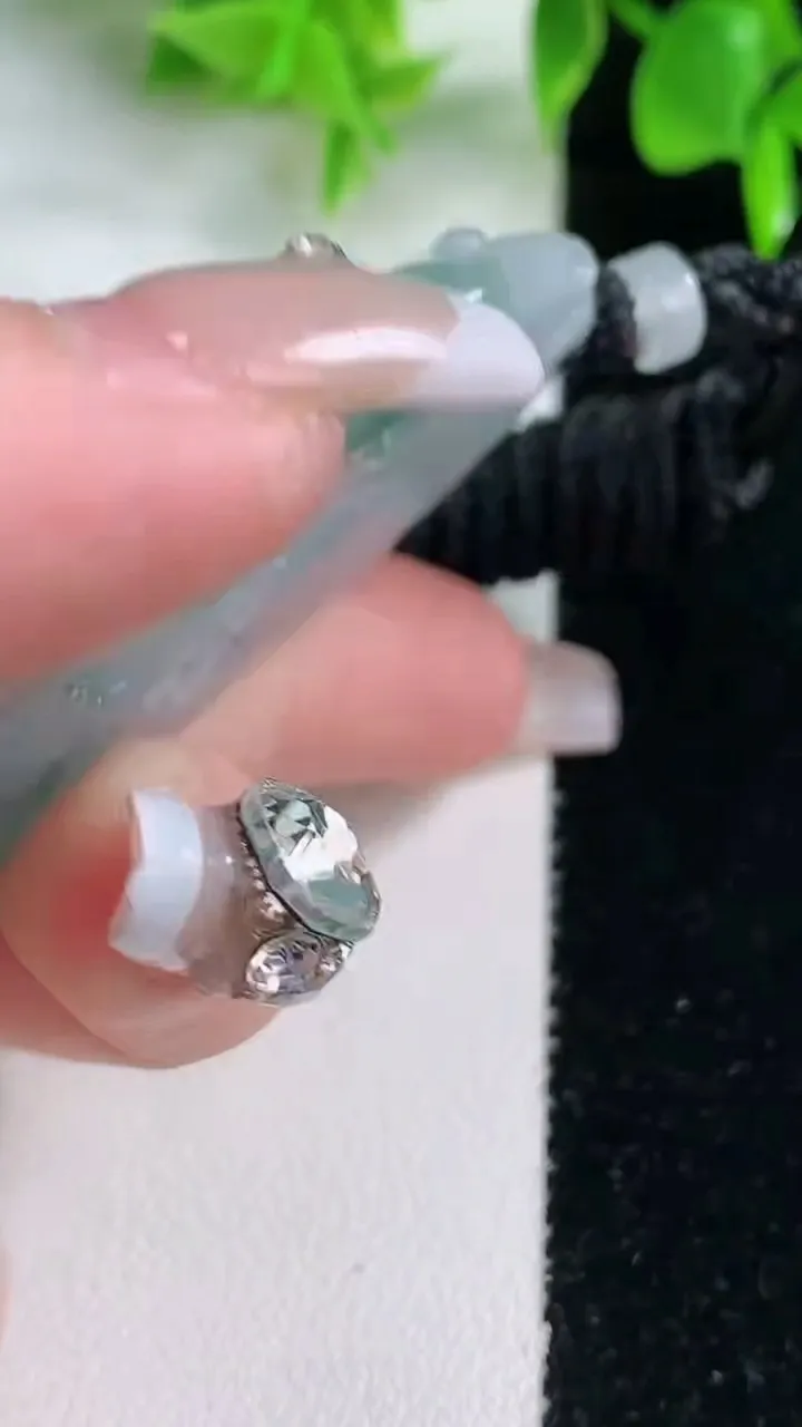 天然A货翡翠种飘花龙牌吊坠，尺寸64.5-33.8-9，重量:39.83g
1月18日