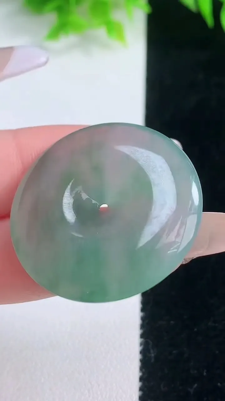 天然A货翡翠种飘花平安扣吊坠，尺寸32.5-5.3，重量:12.18g
1月18日