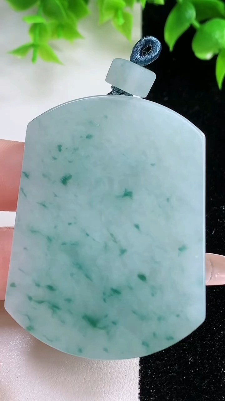 天然A货翡翠冰种飘花无事牌吊坠，尺寸56-41.8-5.7，重量:41.06g
1月18日