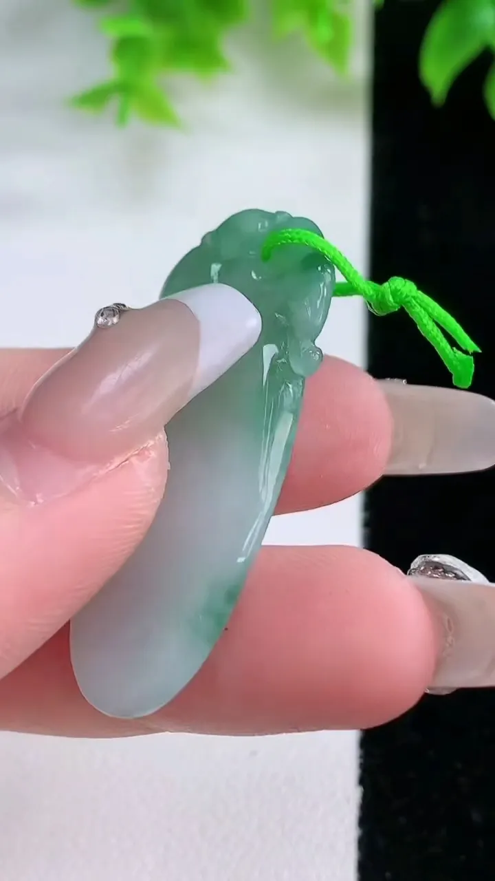 天然A货翡翠福瓜吊坠，尺寸40.4-15.2-3.7，重量:6.09g
1月18日