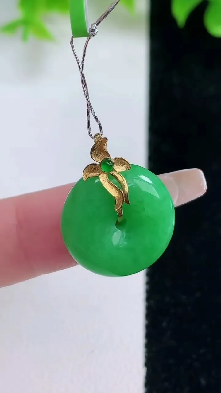 天然A货翡翠平安扣吊坠，尺寸16.5-6，重量:4.04g
1月18日