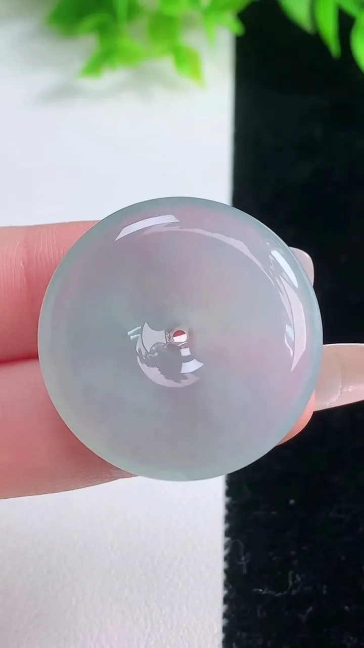 天然A货翡翠平安扣吊坠，尺寸30.7-5.8，重量:11.88g
1月18日