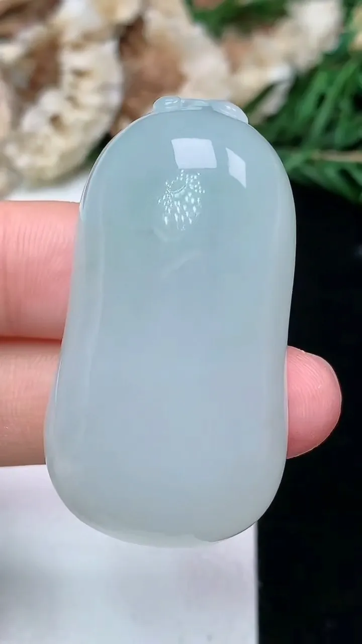 天然A货翡翠飘金花福瓜吊坠，尺寸41.7-22.5-11.5，重量:23.75g
1月18日