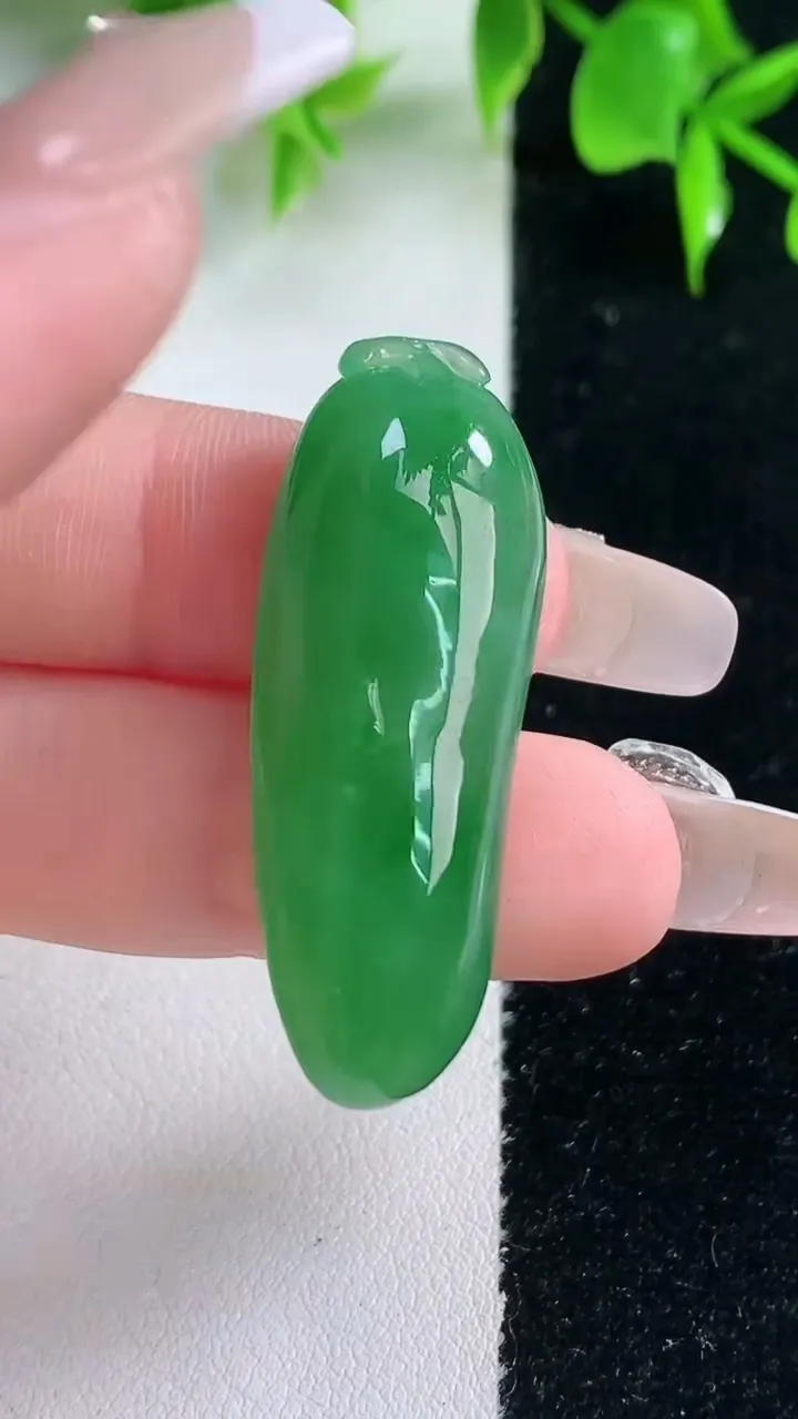 天然A货翡翠福瓜吊坠，尺寸39-14.4-7.8，重量:8.75g
1月18日