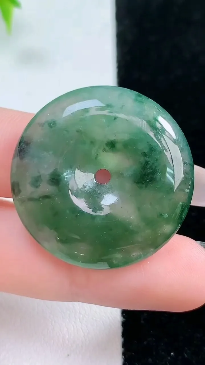 天然A货翡翠冰种飘花平安扣吊坠，尺寸31-6.6，重:12.66g
1月18日