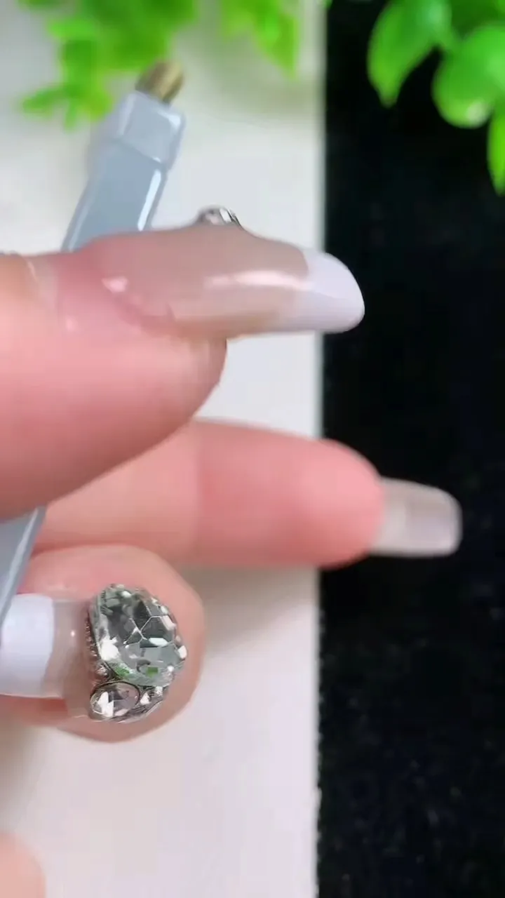 天然A货翡翠紫罗兰无事牌吊坠，尺寸52.4-39-5，重量:34.00g
1月18日