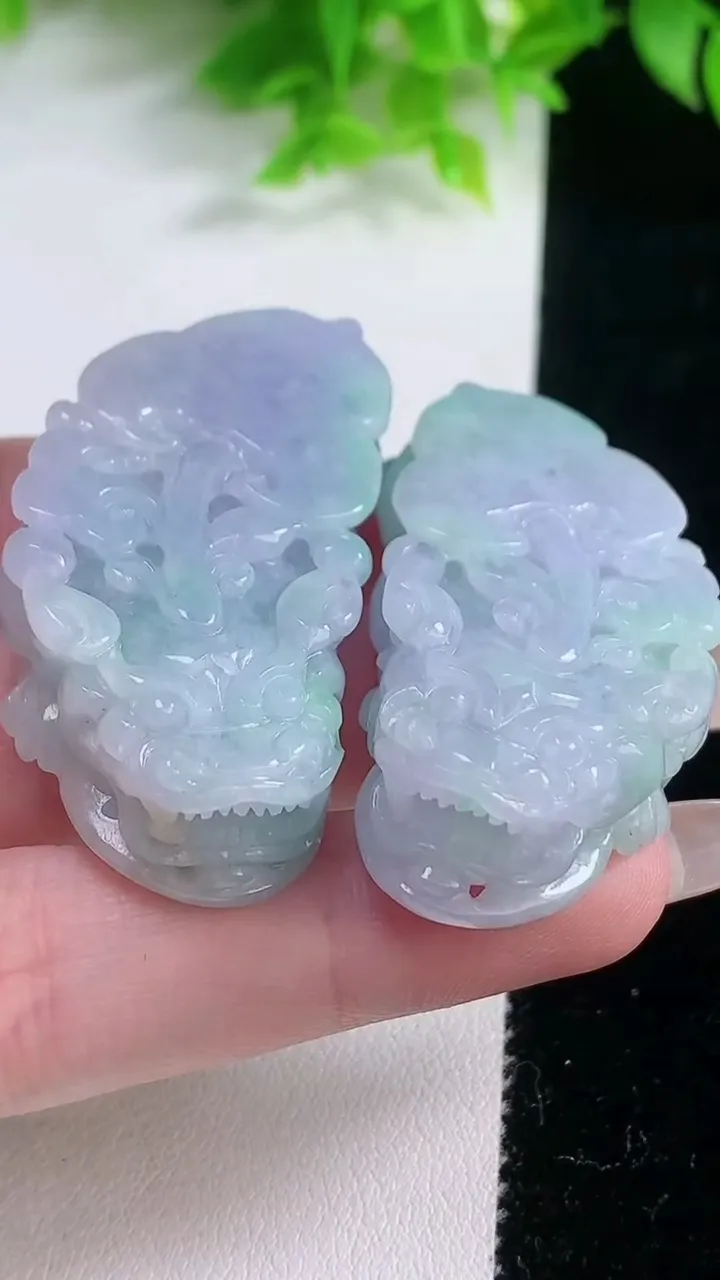 天然A货翡翠春带彩紫罗兰貔貅吊坠一对，尺寸48.4-23-11.6，重量:60.76g
1月18日