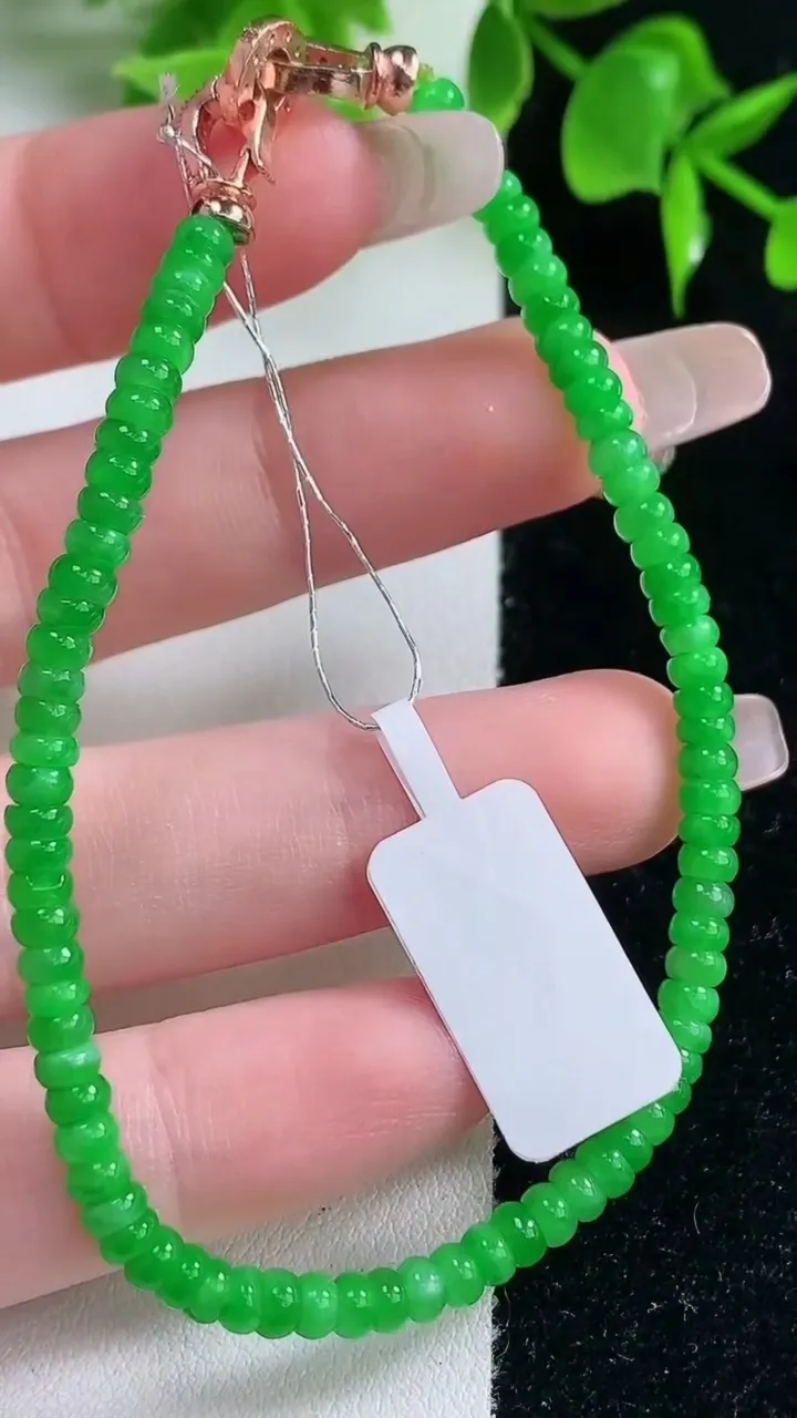 天然A货翡翠算盘珠手串，尺寸3.7-1.8，重量:6.42g1月18日
工厂直销收藏佳品,种好水足，色泽均匀，有种有色，上手高大气！