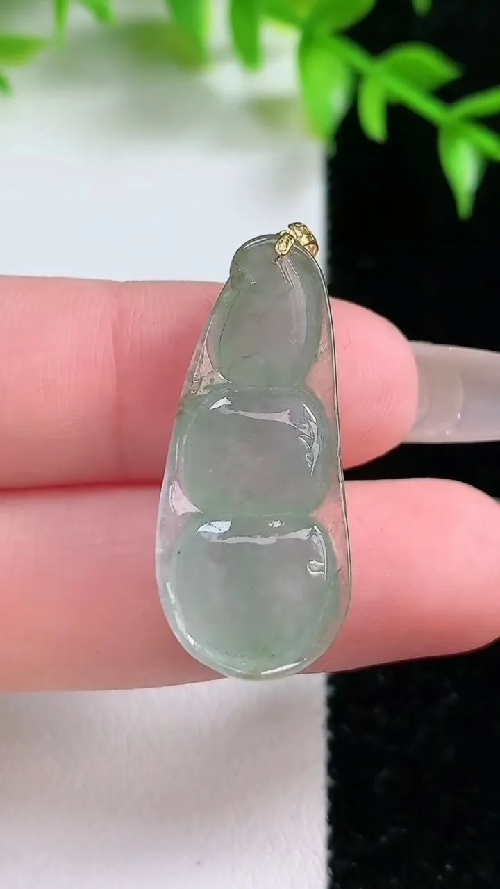 天然A货翡翠福豆吊坠，尺寸34.2-13.3-5.6，重:3.57g
1月18日