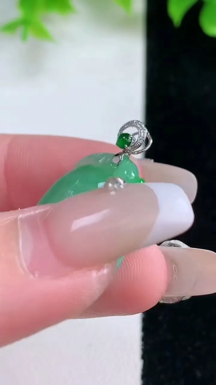 天然A货翡翠福瓜吊坠，尺寸23.2-18.3-5.6，重量:5.08g
1月18日
