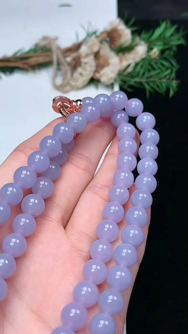 天然A货翡翠紫罗兰圆珠项链，尺寸8.2-70颗，重量:65.64g1月18日
工厂直销收藏佳品,种好水足，色泽均匀，有种有色，上手高大气！