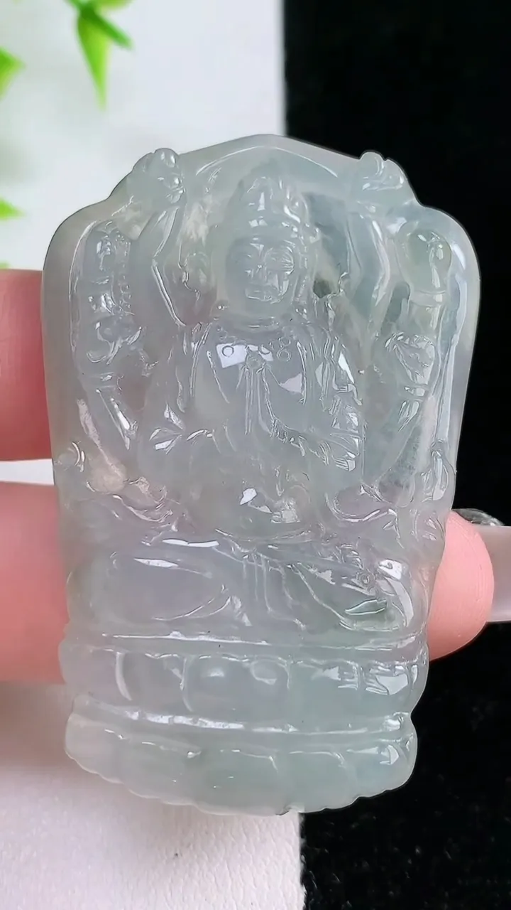 天然A货翡翠千手观音吊坠，尺寸53.5-35-5.3，重:17.71g
1月18日