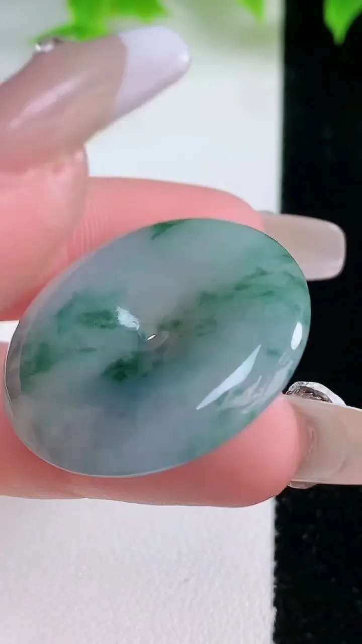 天然A货翡翠飘花平安扣吊坠，尺寸30.7-5.5，重量:11.44g
1月18日