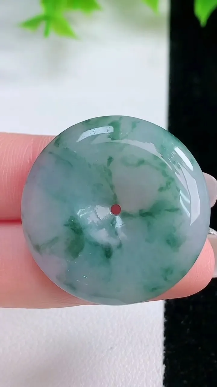 天然A货翡翠飘花平安扣吊坠，尺寸30.7-5.5，重量:11.44g
1月18日