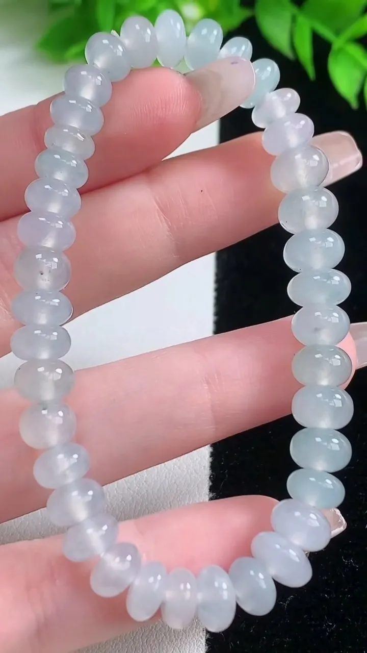 天然A货翡翠种飘花算盘珠手串，尺寸6.7-4-38颗，重量:19.65g1月18日
工厂直销收藏佳品,种好水足，色泽均匀，有种有色，上手高大气！