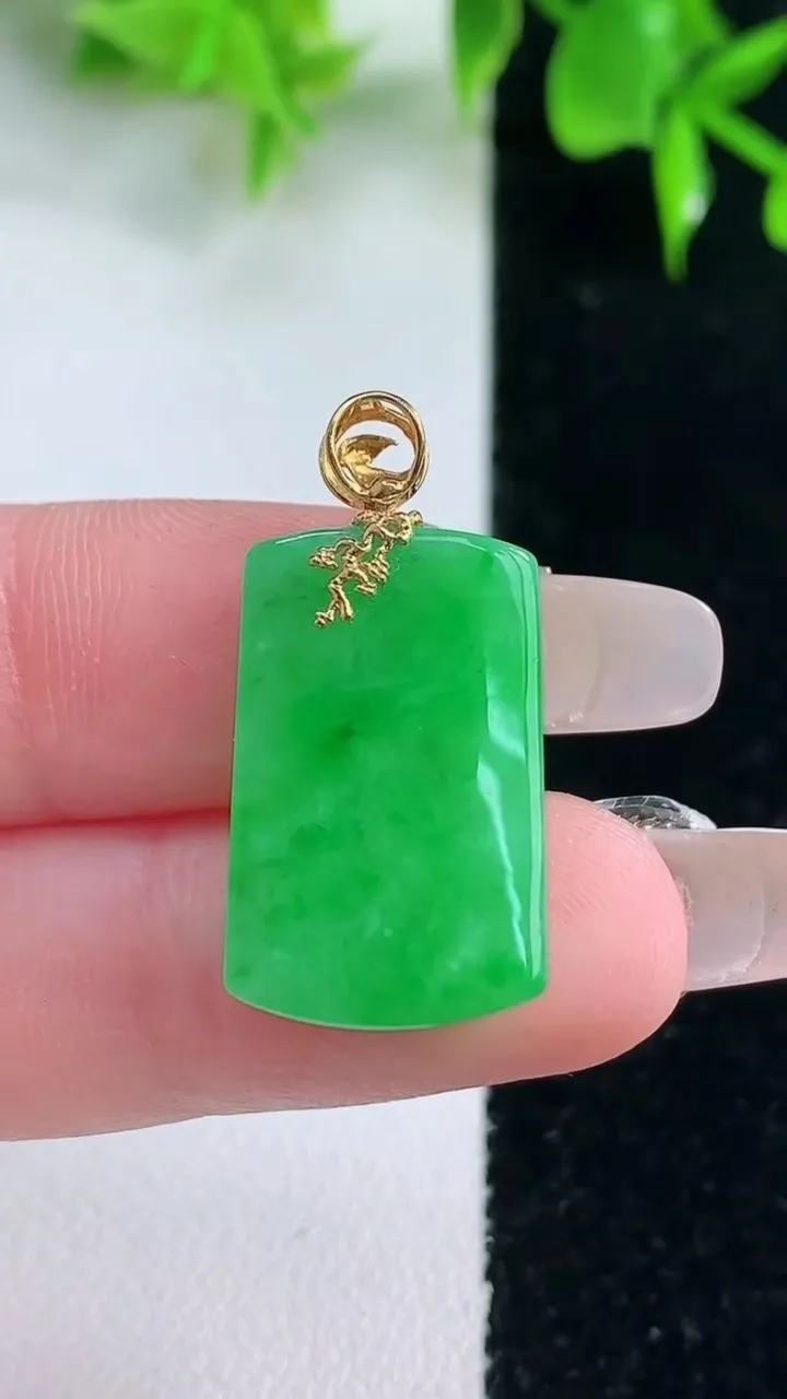 天然A货翡翠无事牌吊坠，尺寸21.8-14-4.4，重量:3.78g
1月18日