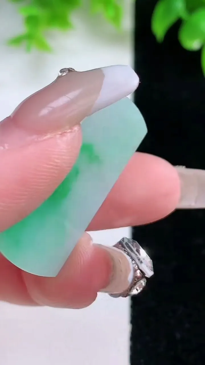 天然A货翡翠无事牌镶嵌件，尺寸33.2-14.6-3.6，重量:5.97g
1月18日