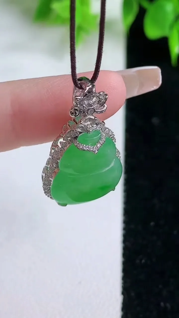 天然A货翡翠葫芦吊坠，尺寸27.7-16-7.4，裸石17.2-14.2重量:3.65g
1月18日