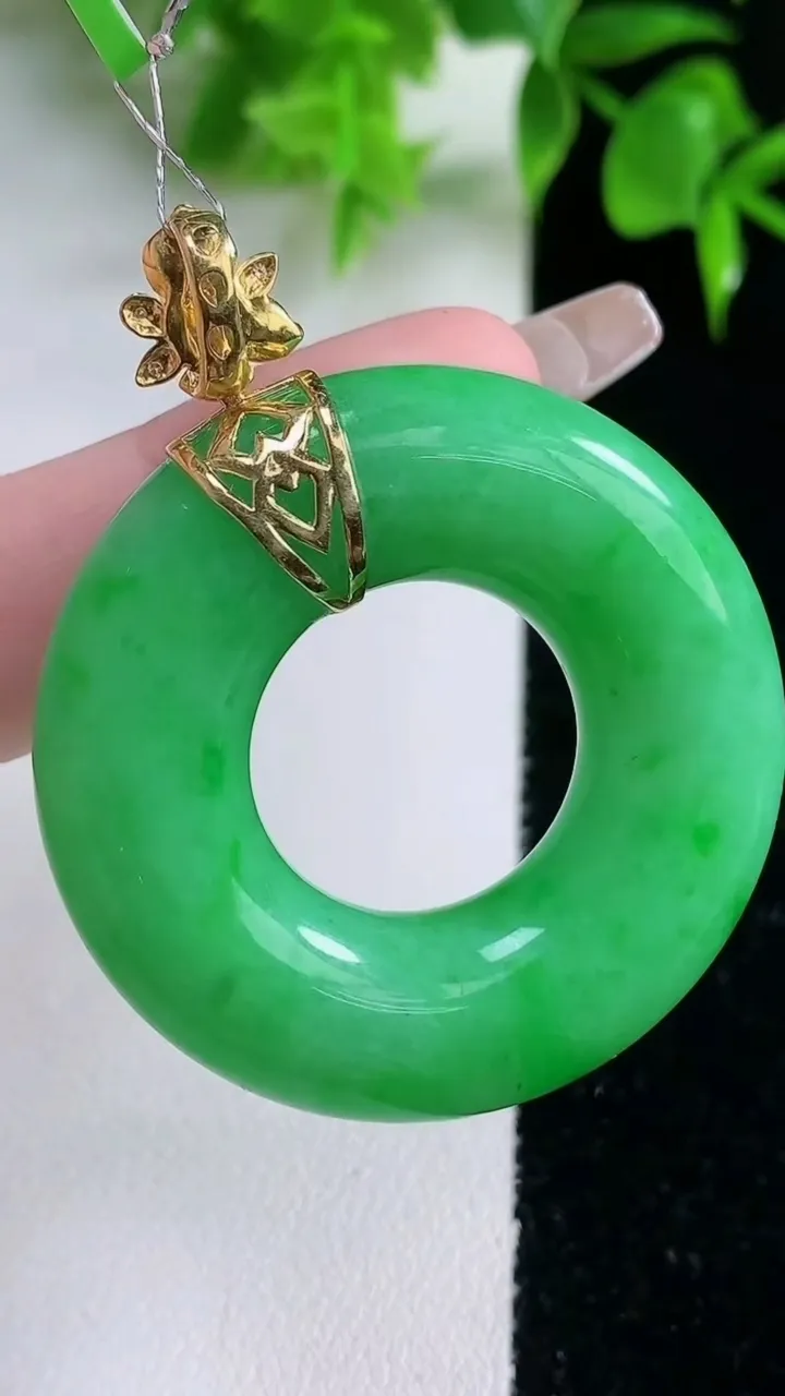 天然A货翡翠平安环吊坠，尺寸38.8-9.5，重量:28.47g
1月18日