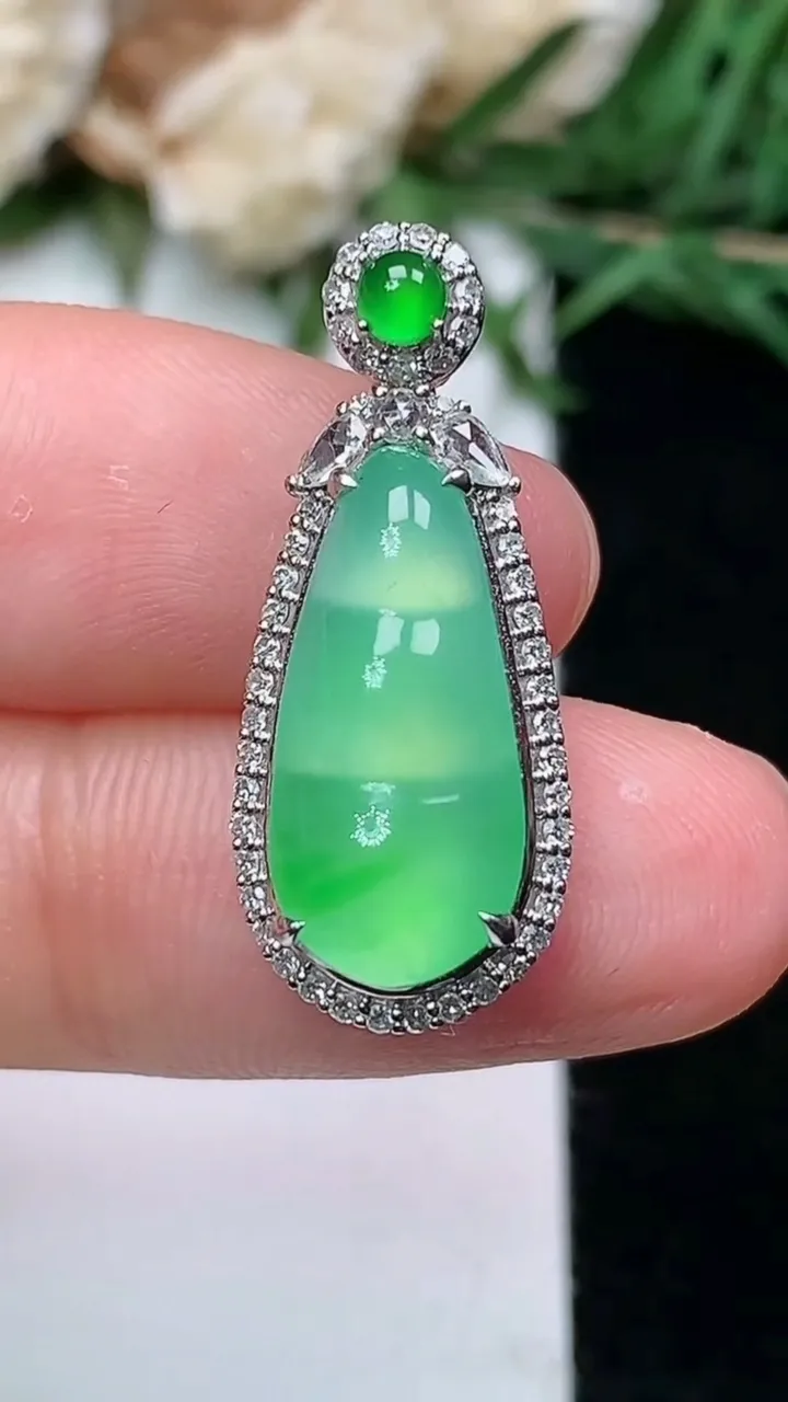 天然A货翡翠福豆吊坠，尺寸25-10.6-8，裸石16.5-7.8，重量:3.53g
1月18日