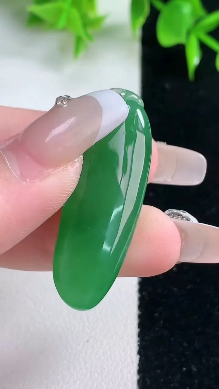 天然A货翡翠福瓜吊坠，尺寸39-14.4-7.8，重量:8.75g
1月18日