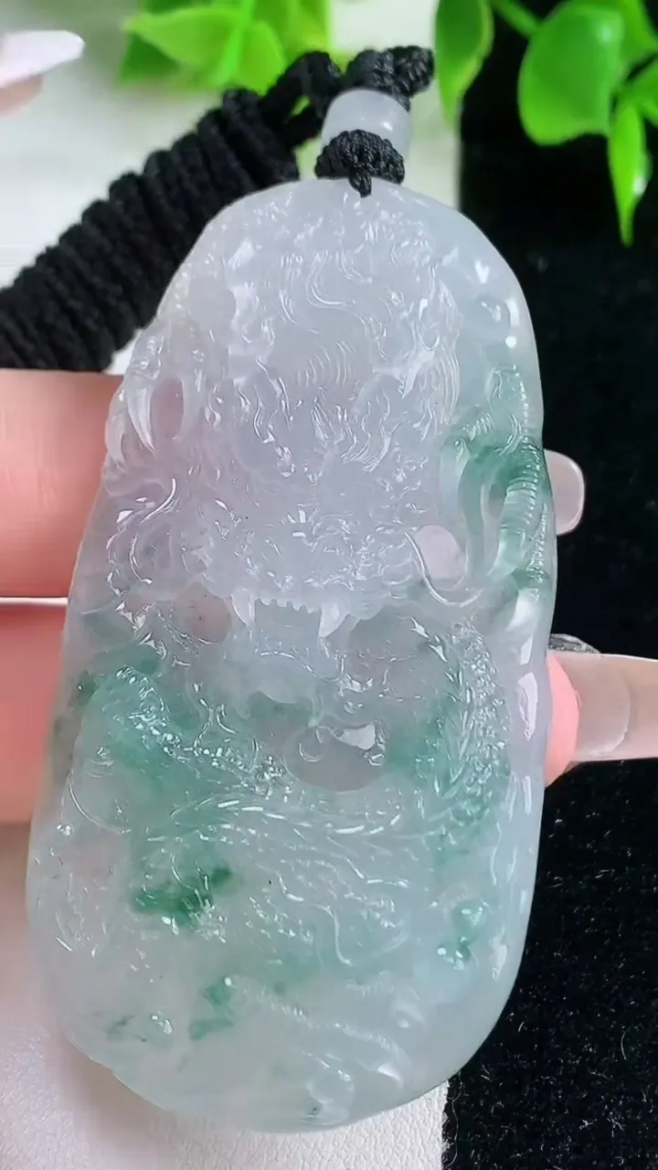 天然A货翡翠种飘花龙牌吊坠，尺寸64.5-33.8-9，重量:39.83g
1月18日