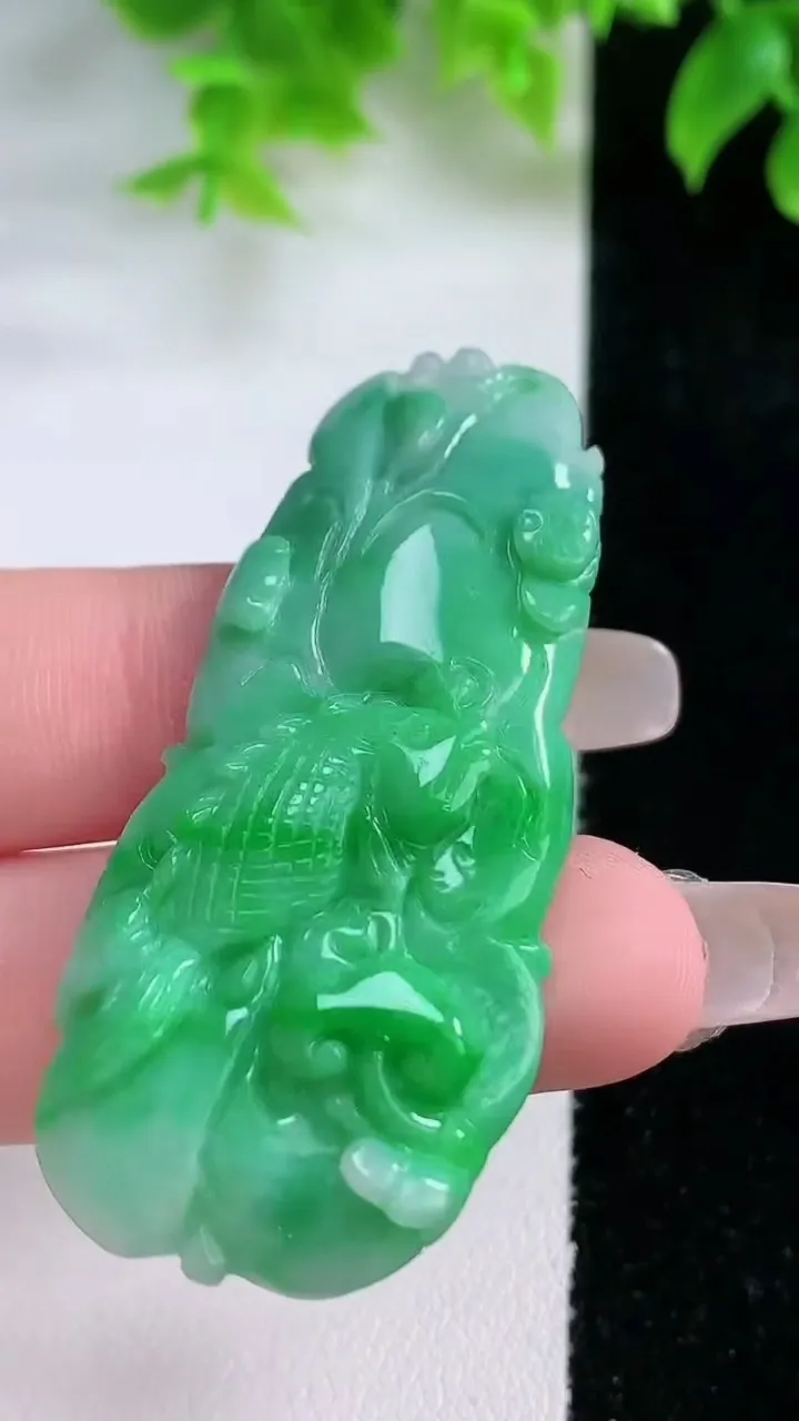 天然A货翡翠年年有余吊坠，尺寸53.3-24.3-7.4，重量:14.78g
1月18日