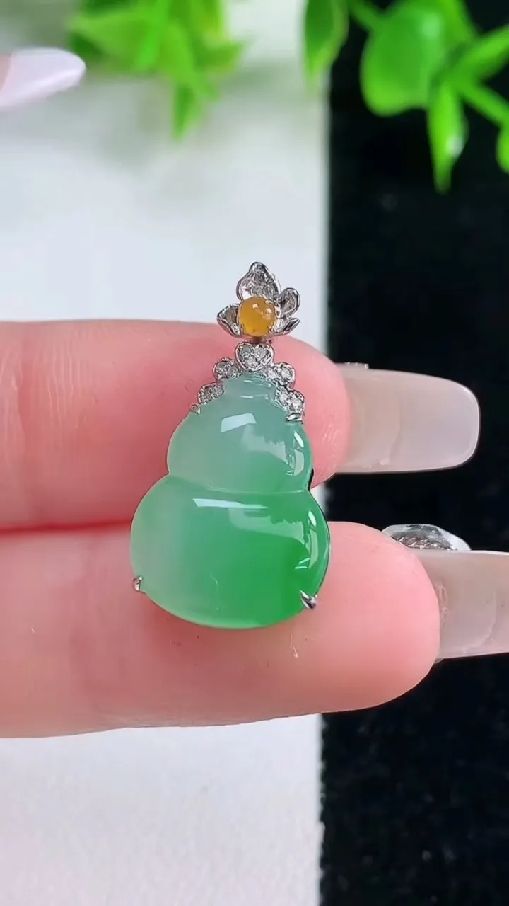 天然A货翡翠葫芦吊坠，尺寸24.5-16.5-13-6.3，重量:2.57g
1月18日
