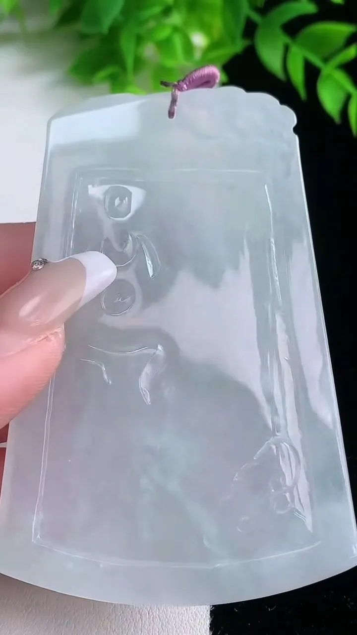 天然A货翡翠观音菩萨吊坠，尺寸79.4-50.8-6，重量:51.85g
1月18日