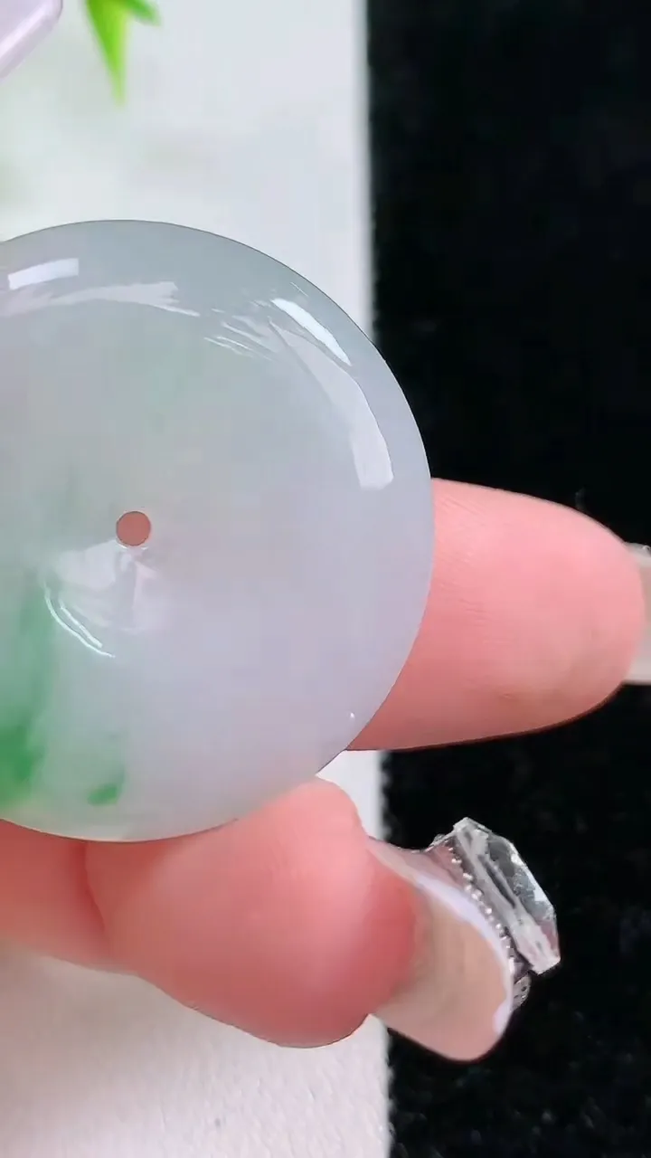 天然A货翡翠平安扣吊坠，尺寸31-5.8，重:11.49g
1月18日